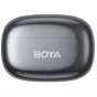 Boya mini 2-01 bežiedinio mikrofono įkrovimo dėžutė, elegantiškas juodas dizainas su įspaustu prekės ženklu 'BOYA', maža mėlyna indikatoriaus lemputė, kompaktiška ir minimalistiška.