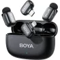 Boya mini 2-01 bežiedinio mikrofonų komplektas su atviru įkrovimo dėže, turintis du siųstuvus ir Lightning/USB-C priimtiklius sklandžiam ryšiui su išmaniaisiais telefonais ir kompiuteriais