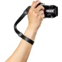 Peak Design juodoji odinė rankenos juosta Cuff Leather, saugiai pritvirtinta prie DSLR fotoaparato juostų skylučių, užtikrinanti ergonomišką palaikymą.