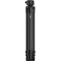 Peak Design Pro Tall Tripod juodos anglies pluošto medžiagoje, šoninis vaizdas su visiškai išskleistomis kojomis ir aliumininiais kojų užraktais