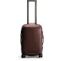 Peak Design Roller Pro Carry-On lagaminas su išskleistu anglies pluošto SlimDrive rankena, galinis vaizdas, rodantis tvirtą užtrauktuką, išorinį kišenę ir Cord Hook saugojimo sistemą