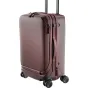Bordo spalvos Peak Design Roller Pro Carry-On lagaminas su išsitempusiu teleskopiniu rankena, tvirta hibridine konstrukcija ir išorinėmis užtrauktuko kišenėmis.
