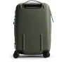 Peak Design Roller Pro Carry-On lagaminas olivinės spalvos, šoninis vaizdas su išsitemptu rankena ir tvirtu dizainu.