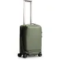 Peak Design Roller Pro Carry-On alyvuogių spalvos šoninis vaizdas su ištraukiamu ratu ir tvirtu keturių ratų pagrindu