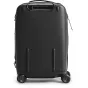 Juodas Peak Design Roller Pro Carry-On kelioninis lagaminas iš užpakalio, su išsikišamais ratais ir SlimDrive rankena patogiam kelionėms.