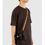 Peak Design Form Leather kameros diržas su amberiniais žemaprofiliais Anchor Link jungčiais, pritvirtintas prie DSLR kameros, suteikiantis minimalistinį ir elegantišką išvaizdą