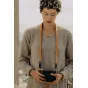 Peak Design Form Leather kameros diržas amber spalvos, su minimalistinėmis žemaprofilinėmis jungtimis be veidrodžių ir DSLR kameroms, pagaminta iš lygaus pilno grūdų galvijinės odos.