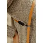 Peak Design Form Leather kameros diržas amber spalva su žema profilio juodais jungtuvėmis ir aukštos kokybės pilnakūnio odos apdaila, pabrėžianti elegantišką dizainą ir siuvimo detales.