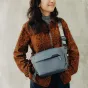 Peak Design Everyday Sling V2 3L ocean pilkos kryžminis krepšys su minkšta juosta, oru atspariu uždarymu ir minimalistiniu dizainu kasdieninėms ar fotografijos reikmenims