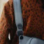 Peak Design Everyday Sling V2 3L ocean spalvos artima nuotrauka: paminkštinta pečių juosta ir atspari oro sąlygoms UltraZip uždara