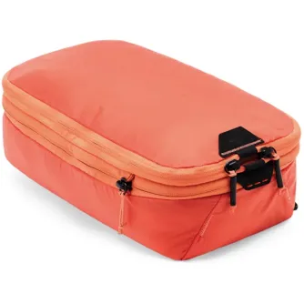 Peak Design Packing Cube Small ibis spalva – kompakti kelionių organizatorius su dviem skyriumi, suspaudžiamu zip užtrauktuku ir atspariu saviregeneruojančiu audiniu, idealiai tinka kelionėms