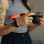 Peak Design Cuff rankos juosta naudojama su DSLR kamera, rodanti reguliuojamą magnetinį užraktą ir saugų laikymą nuo kritimo
