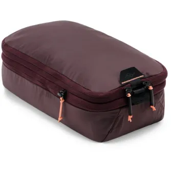 Bordo spalvos Peak Design Small dydžio pakavimo kubas su UltraZip, dviem skyriais ir patvariu saviregeneruojančiu audiniu organizuotam kelionių pakavimui.