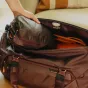 Peak Design Packing Cube Small eclipse spalvos, atidarytas, kad būtų matomi du skyriai ir vidinis skyriklis, su itin greitu užtrauktuku lengvam prieigai.