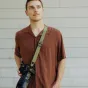 Peak Design Slide Lite Kelp kameros diržas su Anchor Link sistema, pritvirtinta prie DSLR kameros, rodoma ant peties kaip peties diržas su šiurkščiu diržo juosta stabilumo užtikrinimui