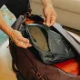Peak Design pakavimo kubas vidutinis ocean spalvos su atskiriamu zip, atidarytas, rodantis dvigubą talpyklą ir suspaudimo dizainą
