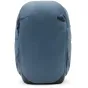 Peak Design Travel Backpack 30L jūros mėlyno atspalvio, užpakalinis vaizdas, pabrėžiantis atsparų 400D perdirbtą nailoną ir magnetines petinių juostų saugyklas.