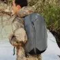 Peak Design Travel Backpack 30L vandenyno pilkos spalvos su magnetinėmis uždangomis ir paminkštintomis petinėmis juostomis, puikiai tinka kelionėms ir kasdieniam naudojimui.