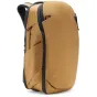 Peak Design kelionių krepšys 30L šakalų atspalvio su atspariu Coyote X-Pac audiniu, turintis išsiplėstiną pagrindinį skyrių ir paminkštintus petnešas patogiam kasdieniam naudojimui.