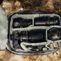 Peak Design kelionių krepšys 30L šerninės spalvos su organizuota fotoaparato įranga viduje, matomas viršūninis žiūrimas į polsteruotus skyrius ir išplečiamą saugojimą