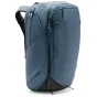 Kelionių krepšys Peak Design Travel Backpack 45L jūros mėlynoje spalvoje iš priekio, su išskleidžiamomis šoninėmis kišenėmis ir tvirtu 400D perdirbto nailono audiniu.