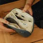 Peak Design Tech Pouch Small ocean mėlynas kompaktiškas organizatorius su 12 elastiniais kišenėmis, atidarytas vaizdas rodo vidaus saugojimo vietas kabeliams, USB atmintinėms ir priedams ant medinio paviršiaus