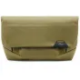 Peak Design Field Pouch V2 kelp spalvos organizatorinis krepšys su rulinėmis uždangomis ir reguliuojamu dirželiu, sukurtas patogumui ir ilgaamžiškumui.