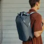 Peak Design Everyday Totepack V2 20L vandenyno spalvos kuprinė su paminkštintais petnešomis, atspari orui ir ekologiška iš perdirbtos 400D nailono medžiagos, su dvigubomis šoninėmis užtrauktukais ir magnetiniu uždarymu.