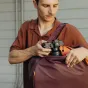 Peak Design Everyday Totepack V2 20L Eclipse modelis su fotokamera tvirtinimo juosta, reguliuojama peties juosta ir orui atspari išskleidžiama ruliuojama viršūne.
