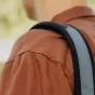 Peak Design Everyday Tote V2 15L ocean spalvos šoninio diržo detalė su tvirtu minkštu apmušalu