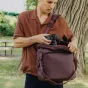 Peak Design Everyday Tote V2 15L atidaryta krepšys su DSLR kamera viduje, magnetinė užtrauktukas ir paminkštintas peties diržas