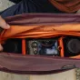 Peak Design Everyday Tote V2 15L krepšys su Sony be veidrodžio fotoaparatu, saugiai laikomu apsaugotame skyriuje, rodantis patogų vidinį organizavimą su FlexFold skyriais ir magnetiniu užraktu