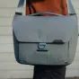 Peak Design Everyday Messenger V2 13L jūros pilkos spalvos nešiojamasis krepšys su MagLatch užrakintuvu, priekis, minimalistinis dizainas fotografams ir kasdieniam naudojimui
