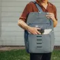 Peak Design Everyday Messenger V2 13L vandenyno pilkos spalvos krepšys su atvira priekinė kišenė, kurioje matoma fotoaparato saugykla, idealiai tinka fotografams ir kasdieniam naudojimui