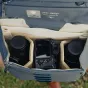 Peak Design Everyday Messenger V2 13L vandenyno spalvos krepšys su Sony be veidrodžio fotoaparatu ir Sigma objektyvais viduje, rodantis minkštus skirstiklius ir atsparią 400D nilono konstrukciją