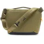 Peak Design Everyday Messenger V2 13L alyvuogių spalvos atsparus oro sąlygoms nešiojimo krepšys su paminkštinta petneša ir viršutine rankena