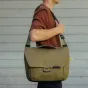 Peak Design Everyday Messenger V2 13L olivinės spalvos nešiojama rankinė su minkšta peties juostele ir saugiu MagLatch užraktu