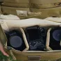 Peak Design Everyday Messenger V2 13L kelp spalvos nešiojamasis krepšys su Sony beispeglio kamera ir Sigma objektyvu viduje, rodantis organizuotus skyrius ir apsaugą fotografijos įrangai