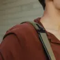 Peak Design Everyday Messenger V2 13L kelp spalvos: šoninis diržo detalė su paminkštinta rankena ir reguliuojamu sagtimi