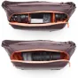 Peak Design Everyday Sling V2 10L eclipse spalvos nešiojamas suminė su DSLR kamera ir objektyvais minkštuose skyriuose, rodanti vidaus organizaciją ir apsaugą nuo oro sąlygų