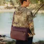 Peak Design Everyday Sling V2 10L eclipse spalvos krepšys, nešiojamas priekyje, su atspariu orui UltraZip užrakinimu, puikiai tinkantis 13 colių nešiojamam kompiuteriui ir fotografijos įrangai.