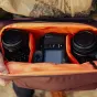 Peak Design Everyday Sling V2 10L Eclipse spalvos nešiojamas krepšys su be veidrodine kameros korpusu ir objektyvais minkštuose skyriuose, matoma iš viršaus
