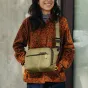 Peak Design Everyday Sling V2 3L kelp spalvos nešiojamasis šoninis krepšys su reguliuojamu pagalvėliu juosta, minimalistinis dizainas kasdieniam nešiojimui ar fotografijos įrangai