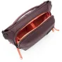 Peak Design Everyday Sling V2 3L burgundo spalvos nešiojamas krepšys atidarytas, rodantis paminkštintus skyrius ir UltraZip uždarymo sistemą