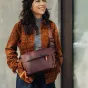 Peak Design Everyday Sling V2 3L burgundinė per petį kabanti krepšinė su paminkštinta juosta, minimalistiškas dizainas be veidrodžio kamerai ar kasdieninėms reikmenims, stilingas leopardų kailio rašto apranga