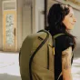 Peak Design Everyday Backpack Zip V2 20L kelp žalia spalva su visapvaliu zip uždarymu, nešiojamas miesto aplinkoje