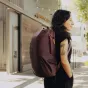 Peak Design Everyday Backpack Zip V2 20L eclipse spalvos, elegantiška miesto kuprinė iš atsparios orui 400D perdirbtos medžiagos, su dviem šoniniais kišenėmis ir praktišku 270° prieiga fotografams ir kasdieniam naudojimui.
