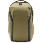 Peak Design Everyday Backpack Zip V2 15L kelp spalvos iš priekio su orui atspariu 400D perdirbtu nailonu ir dviem šoninėm kišenėm