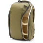 Peak Design Everyday Backpack Zip V2 15L kelp spalva, atidarytas šoninės durys, rodančios vidinius skyrius ir nešiojamojo kompiuterio vietą.