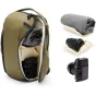 Peak Design Everyday Backpack Zip V2 15L alyvuogių spalvos su atvirais skyriais, rodančiais vietą kamerai, objektyvo laikiklį ir įtrauktus audinius daliklius organizuotai fototechnikai.